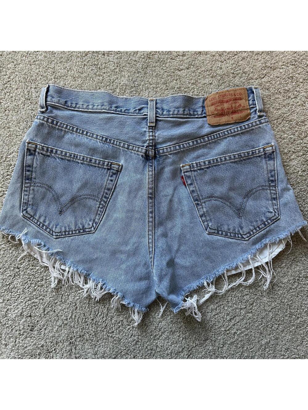 Levi's 550 Relaxed Fit Women’s size W33 (LG) Cutoff Denim Short Light Wash - Picture 2 of 6